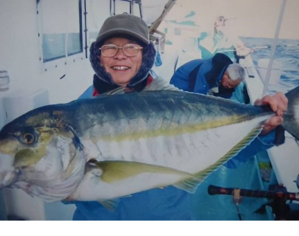 大きな魚を釣った男性